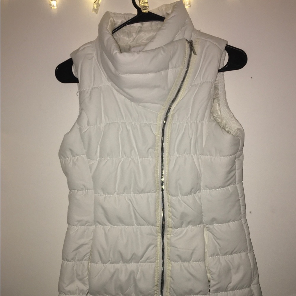 White workshop cross zip vest